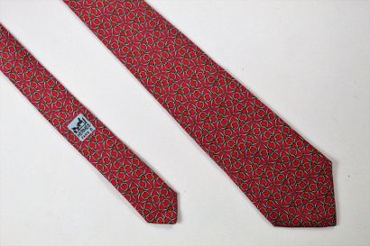 HERMES HERMES

Cravate en soie, à motifs géométriques (7580 SA) sur fond rouge coquelicot....