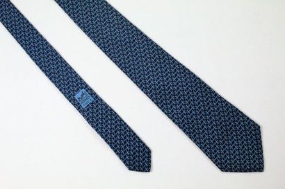 HERMES HERMES

Cravate en soie, à motifs géométriques (7043 TA) à fond bleu. 



Très...