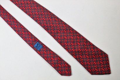 HERMES HERMES

Cravate en soie, à motifs de mors (7468 HA) sur fond rouge coquelicot.



Très...