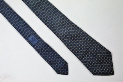 HERMES HERMES

Cravate en soie, à motifs géométriques (7307 EA) sur fond bleu/gris....