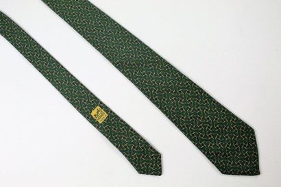 HERMES HERMES

Cravate en soie, à motifs jaunes (7445 HA) sur fond vert. 



Très...