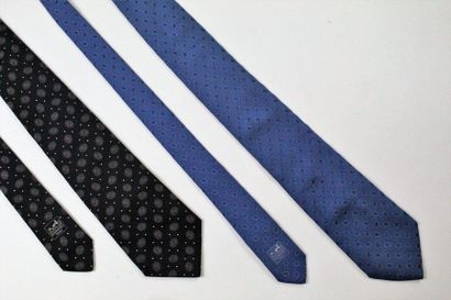 HERMES HERMES

Lot de deux cravates en soie:



L'une à motifs de pois et formes...