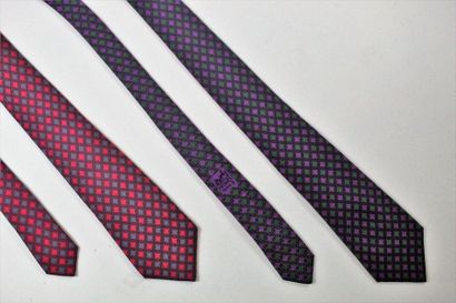 HERMES HERMES

Lot de deux cravates en soie à motifs géométriques (7074 OA), l'une...
