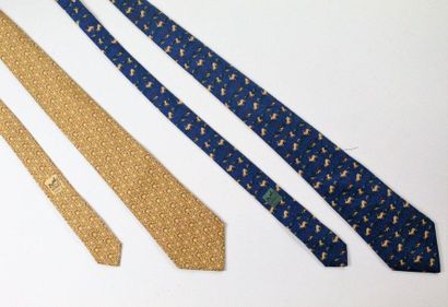 HERMES HERMES

Lot de deux cravates en soie:



L'une à motifs de lièvres (7689 OA)...