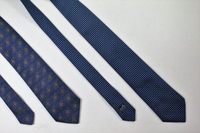 HERMES HERMES

Lot de deux cravates en soie:

L'une à motifs géométriques dans les...