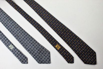 HERMES HERMES

Lot de deux cravates en soie: 



L'une à motifs de chaînes et ceintures...