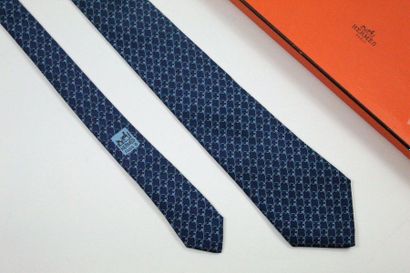 HERMES HERMES

Cravate en soie, à motifs de chaînes (59 EA) sur fond bleu nuit. 



Très...