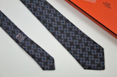 HERMES HERMES

Cravate en soie, à motifs de mors (7203 UA) sur fond gris/mauve. 



Très...