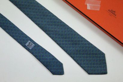 HERMES HERMES

Cravate en soie, à motifs de ceinture en cuir (7044 TA) à fond vert....