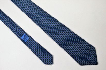 HERMES HERMES 

Cravate en soie, à motifs géométriques (7251 MA) sur fond bleu nuit....
