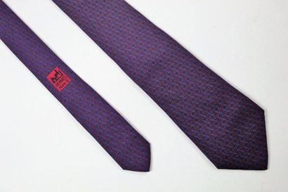 HERMES HERMES 

Cravate en soie, à motifs de couleur framboise (7312 FA) sur fond...