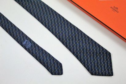 HERMES HERMES 

Cravate en soie, à motifs de ceintures en cuir (7021 TA) sur fond...