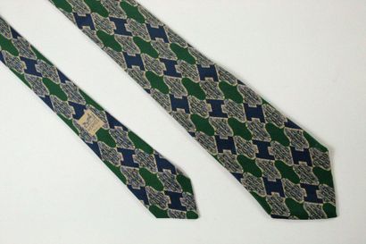 HERMES HERMES 

Cravate en soie à motifs géométriques verts et bleus dont le célèbre...