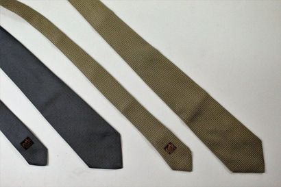 HERMES HERMES
Lot de deux cravates motif " H "