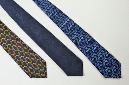 LANVIN LANVIN

Lot de trois cravates en soie dans les tons de bleus.

L'une à motifs...