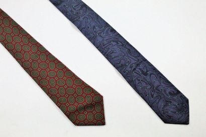 NINA RICCI NINA RICCI, KENZO... 

Lot de deux cravates, l'une à dominante violette...