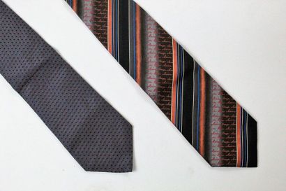 CHRISTIAN DIOR CHRISTIAN DIOR, KENZO 

Lot de deux cravates, l'une à motif géométriques...