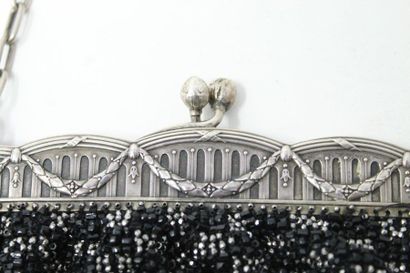 null Black and grey pearl handbag with silver frame. 

19th century work. 

Gross...