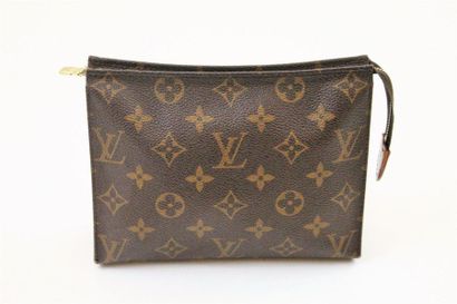 LOUIS VUITTON LOUIS VUITTON

Small toiletry bag in monogrammed canvas and natural...