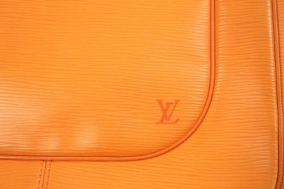 LOUIS VUITTON LOUIS VUITTON 

Sac porté épaule orange vif cuir épi. 

Poche plaqué...