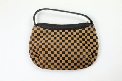 LOUIS VUITTON LOUIS VUITTON 



Sac porté main modèle "Damier sauvage" en cuir brun...