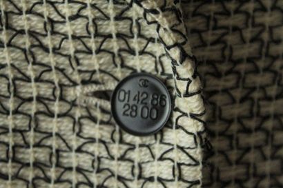 CHANEL CHANEL 

Veste en laine mélangée et soie mélangée à dominante blanche figurant...