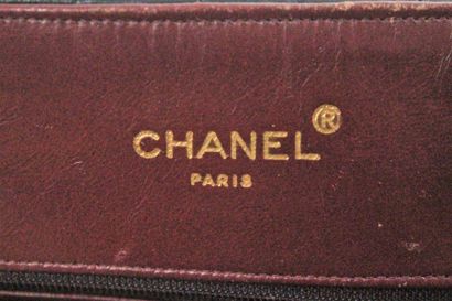 CHANEL CHANEL

Sac shopper matelassé en cuir noir, anse chaine iconique de la Maison....
