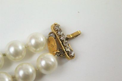CHANEL CHANEL 

Bracelet with double row of fancy pearls. Golden metal clasp decorated...