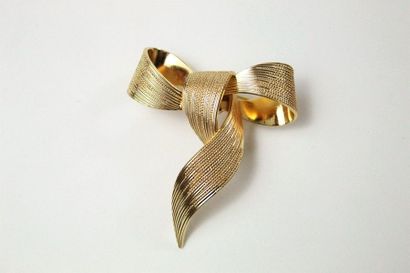 CHRISTIAN DIOR CHRISTIAN DIOR

Gold plated metal knot brooch. Signed.

Length : 5...