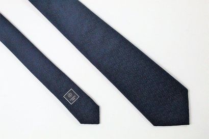 CHANEL CHANEL 

Cravate en soie à imprimé relief "Chanel" à dominante bleu marine....