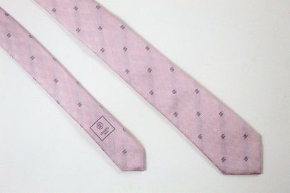 CHANEL CHANEL 

Cravate en soie rose à motifs géométriques surpiqués des armoiries...