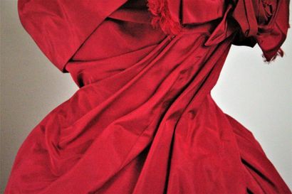 CHRISTIAN DIOR CHRISTIAN DIOR Haute couture.
Modèle "Rose Rouge" Printemps/Été 1958,...