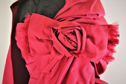 CHRISTIAN DIOR CHRISTIAN DIOR Haute couture.
Modèle "Rose Rouge" Printemps/Été 1958,...