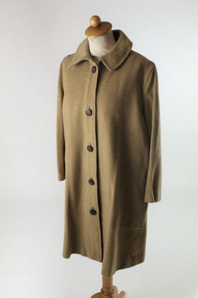 CELINE CELINE 

Manteau en laine beige, simple boutonnage, poches droites sur les...