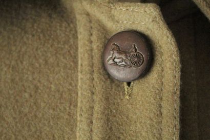 CELINE CELINE 

Manteau en laine beige, simple boutonnage, poches droites sur les...