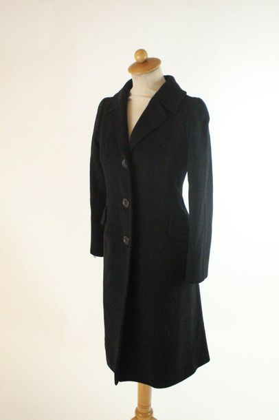 CELINE CELINE
Manteau long en laine noire à trois boutons.
Cintré et plissé à l'arrière.
Taille...
