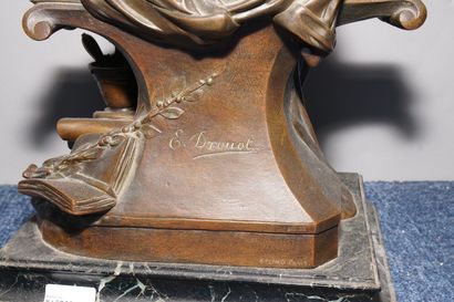 null DROUOT Édouard, 1859-1945,

Philisophe antique,bronze à patine médaille sur...