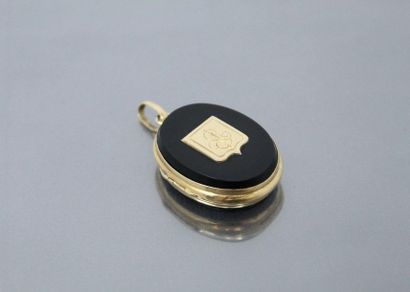null Picture holder pendant, 18k (750) yellow gold and onyx setting, with an AG encrypted...