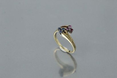 null Ring set with three rubies and three round sapphires stylizing two flowers....