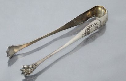 null Silver sugar tongs with lion paws, DM numbered in a patch surmounted by a fruit...