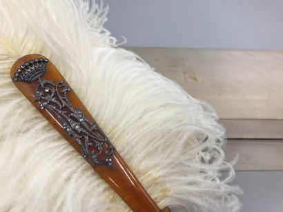 null White ostrich feathers, circa 1890-1900

Fan made of white ostrich feathers.

Frame...