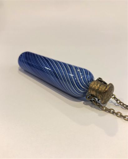 null 
Flacon à sels à cotes torses bleues. 

Porte une chaînette. 

Vers 1830.
