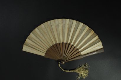 null Trois éventails, vers 1880-1900

Éventails pliés, les feuilles en tissu peint...