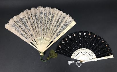 null Five fans, circa 1890-1900

Folded fans, the sheets in white lace. 

Frames...