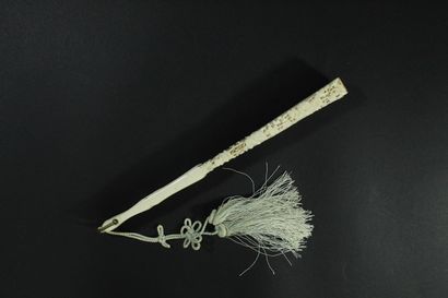 null Les grues, Japon, début du XXe siècle

Éventail plié, la feuille en tissu imprimé...