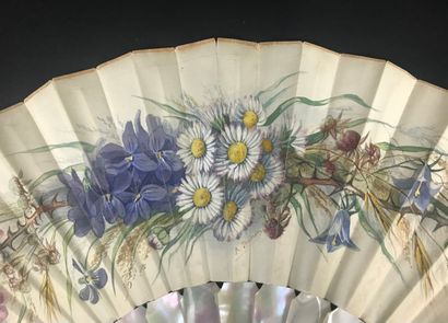 null Fleurs des champs, vers 1880

Éventail plié, la feuille en soie crème peinte...