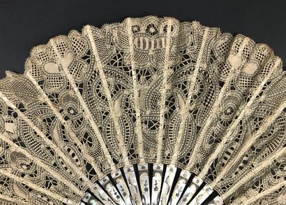 null Mother-of-pearl and lace, 19th century

Folded fan, lace sheet with mechanical...