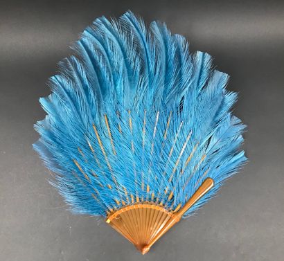 null Bleu, vers 1920

Éventail en plumes d'autruches teintées bleu. 

Monture en...
