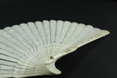 null 
Lettrés et pavillons, Chine, XIXe siècle




Éventail de type brisé en ivoire*...