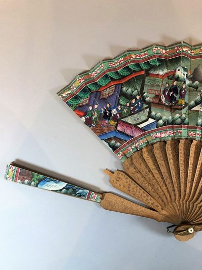 null 
 Santal, Chine, XIXe siècle

 Éventail plié, la feuille double en soie peinte...